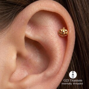 チタン製ジャック・オー・ランタンピアス 16G、ハロウィンパンプキンフラットバックラブレットスタッド、不気味なヘリックストラガス軟骨ピアス