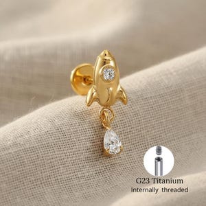 Pendiente colgante de titanio con forma de cohete para cartílago, con circonita cúbica en forma de lágrima y parte trasera plana, para piercing de hélix y trago.