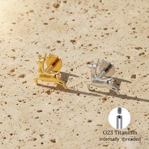 Pendiente de titanio de 16G con forma de ciervo pequeño y cierre plano, pendiente navideño para cartílago, piercing para hélix, trago y labret, pendiente de reno navideño