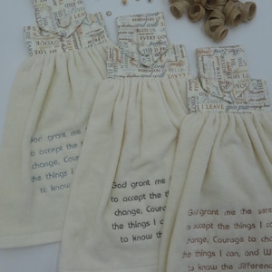 Toalla de mano colgante con monograma de oración de serenidad / Estampado de tela "Biblia versus", botones cubiertos a juego
