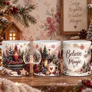 Könnte beinhalten: Drei weiße Keramiktassen mit einer festlichen Winterszene aus Tannenbäumen, Schneekugeln, Laternen und gestapelten Büchern. Die rechte Tasse zeigt den Schriftzug "Believe in a little Magic" in einer dekorativen Schreibschrift mit Herz.