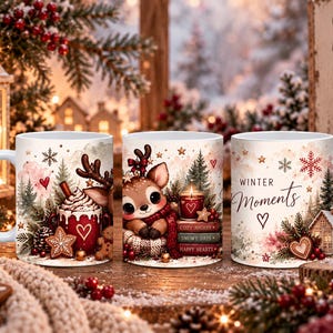 Könnte beinhalten: Drei weiße Keramiktassen mit festlichen Winterillustrationen. Die Motive zeigen ein Rentier, eine rote Tasse mit Schlagsahne, eine Kerze, gestapelte Bücher mit der Aufschrift Cozy Nights, Snowy Days, Happy Hearts sowie den Schriftzug Winter Moments.