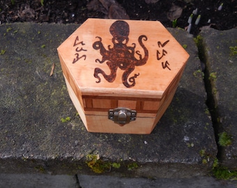 Cthulhu HP Lovecraft large PROP dice Box
