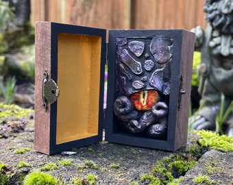 Cthulhu HP Lovecraft medium sculpted PROP Box