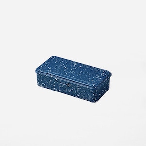 Pode incluir: Uma caixa de armazenamento retangular azul marinho com um padrão branco salpicado. A caixa tem uma tampa articulada e uma pequena trava. O design é simples e funcional, adequado para várias necessidades de armazenamento.