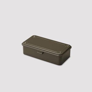 Puede incluir: Caja de almacenamiento rectangular de metal verde oliva con tapa con bisagras y un pequeño pestillo. La caja tiene esquinas redondeadas y remaches decorativos en la tapa. La caja está vacía.