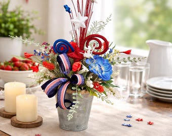 Arreglo floral patriótico, flores artificiales rojas, blancas y azules, centro de mesa con cubo galvanizado.