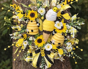 Corona de girasol y abeja: decoración rústica y veraniega para puertas.