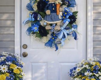 Corona de Pascua con conejito azul – Decoración floral primaveral para puerta en azul marino y crema