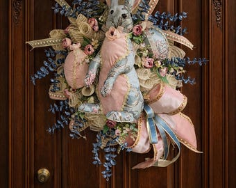 Corona de Pascua con conejito estilo Regencia, decoración de puerta de primavera de diseño, flores rosas y azules, cinta Farrisilk