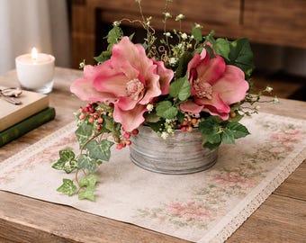 Centro de mesa de jardín con magnolias rosadas, arreglo floral romántico de primavera, decoración de mesa rústica.