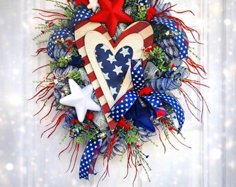Corona de corazón patriótica hecha a mano, decoración americana para puerta en rojo, blanco y azul.