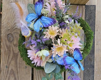 Arreglo floral primaveral con mariposas, centro de mesa floral caprichoso, decoración de Pascua estilo cottagecore.