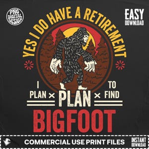 Könnte beinhalten: Ein schwarzes Grafikdesign mit dem Text "YES I DO HAVE A RETIREMENT TO PLAN X PLAN X FIND BIGFOOT". Das Design zeigt eine Bigfoot-Illustration in einem kreisförmigen Rahmen mit Bäumen und einer Sonne.
