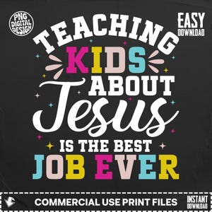 Könnte beinhalten: Schwarzes Grafikdesign mit dem Text "TEACHING KIDS ABOUT Jesus IS THE BEST JOB EVER" in Weiß, Pink, Gelb und Blau. Das Design enthält Sterne und die Wörter "PNG DIGITAL DESIGN" und "EASY DOWNLOAD".