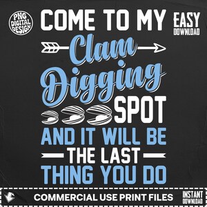 Könnte beinhalten: Ein schwarzes Grafikdesign mit weißem und hellblauem Text, der lautet: "COME TO MY CLAM DIGGING SPOT AND IT WILL BE THE LAST THING YOU DO." Das Design enthält Muschelbildern und einen Pfeil.