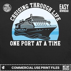Könnte beinhalten: Schwarzes Grafikdesign mit einem Kreuzfahrtschiff in einem hellblauen Kreis mit dem Text "Cruising Through Life" und "One Port at a Time". Enthält den Text "PNG Digital Design" und "Easy Download".