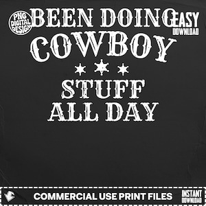 Könnte beinhalten: Schwarzer Hintergrund mit weißem Text: „BEEN DOING COWBOY STUFF ALL DAY“. Das Wort „COWBOY“ ist groß geschrieben. Das Bild enthält auch den Text „PNG DIGITAL DESIGN“ und „EASY DOWNLOAD“.