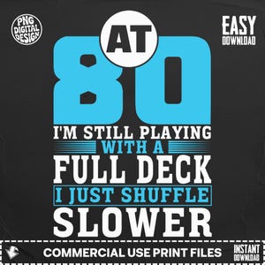 Pode incluir: Um design digital com o texto "AT 80 I'M STILL PLAYING WITH A FULL DECK I JUST SHUFFLE SLOWER" em branco e azul sobre um fundo preto. Inclui o texto "PNG DIGITAL DESIGN" e "EASY DOWNLOAD".