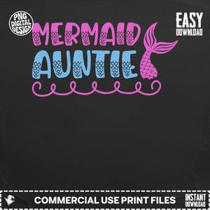 Könnte beinhalten: Ein schwarzes Grafikdesign mit den Worten "MERMAID AUNTIE" in Pink und Blau, mit einer Meerjungfrauenschwanz. Das Design enthält den Text "PNG DIGITAL DESIGN", "EASY DOWNLOAD", "COMMERCIAL USE PRINT FILES" und "INSTANT DOWNLOAD".