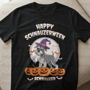 Könnte beinhalten: Dunkelgraues T-Shirt mit einem Halloween-Motiv. Die Grafik zeigt einen Schnauzer-Hund mit einem lila Hexenhut, der auf Kürbissen steht, mit dem Text "HAPPY SCHNAUZERWEEN" und "SCHNAUZER".