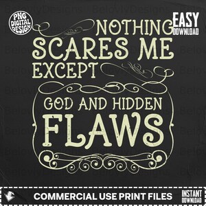 Könnte beinhalten: Ein schwarzes digitales Design mit dem Text "NOTHING SCARES ME EXCEPT GOD AND HIDDEN FLAWS" in einem Vintage-Stil. Das Design enthält dekorative Verzierungen und die Wörter "PNG DIGITAL DESIGN" und "COMMERCIAL USE PRINT FILES".