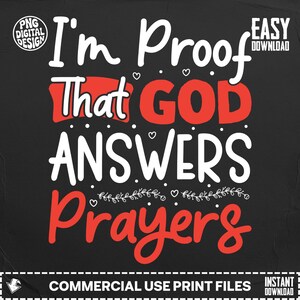 Könnte beinhalten: Schwarzes Grafikdesign mit dem Text "I'm Proof That GOD ANSWERS Prayers" in Weiß und Rot. Das Design enthält kleine Herzen und florale Akzente. Die Wörter "PNG DIGITAL DESIGN" und "EASY DOWNLOAD" sind ebenfalls vorhanden.
