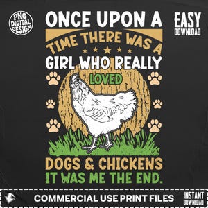 Könnte beinhalten: Schwarzes Grafikdesign mit dem Text "Es war einmal ein Mädchen, das Hunde & Hühner wirklich liebte, das war ich, das Ende." Ein weißes Huhn befindet sich in der Mitte, mit Pfotenabdrücken und einem Holzmaserungshintergrund.