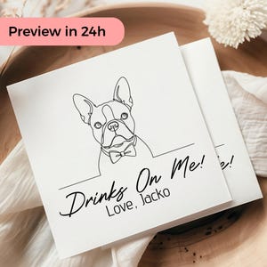 Può includere: Due biglietti quadrati bianchi con un disegno a tratto di un bulldog francese con papillon. Il testo "Drinks On Me! Love, Jacko" è scritto in corsivo nero. Un banner rosa in alto a sinistra recita "Preview in 24h".