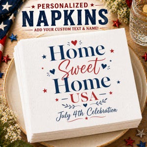 Könnte beinhalten: Ein Stapel weißer Papierservietten mit dem Text "Home Sweet Home - USA - July 4th Celebration" in Rot und Blau. Die Servietten liegen auf einem Teller mit dekorativen Sternen und einem Glas Wasser.