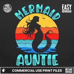 Könnte beinhalten: Ein schwarzes Grafikdesign mit einer Meerjungfrau-Silhouette vor einem Sonnenuntergangshintergrund aus Orange, Rot und Gelb. Die Worte "Mermaid Auntie" sind in Türkis gehalten und haben ein Fischschuppenmuster. Das Design enthält den Text "PNG Digital Design" und "Easy Download".