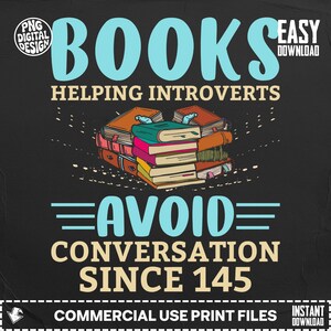 Könnte beinhalten: Grafikdesign mit dem Text „BOOKS HELPING INTROVERTS AVOID CONVERSATION SINCE 145“. Das Design zeigt einen Stapel bunter Bücher vor einem schwarzen Hintergrund.