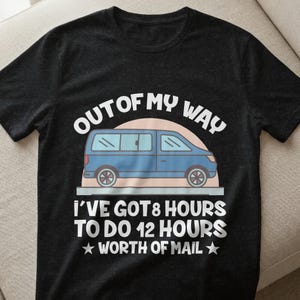 Könnte beinhalten: Schwarzes T-Shirt mit dem Text "OUT OF MY WAY" über einer blauen Van-Illustration. Darunter steht "I'VE GOT 8 HOURS TO DO 12 HOURS WORTH OF MAIL". Ein humorvolles Design.