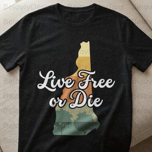 Könnte beinhalten: Dunkelgraues T-Shirt mit der Umrisslinie von New Hampshire in Gelb-, Orange- und Grüntönen. Die Worte "Live Free or Die" sind in weißer Schrift geschrieben. Ein lässiges T-Shirt für den Alltag, für alle, die den Staat lieben.