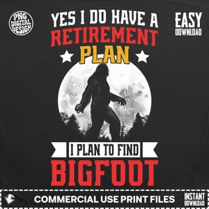 Könnte beinhalten: Schwarzes Grafikdesign mit dem Text "YES I DO HAVE A RETIREMENT PLAN" und "I PLAN TO FIND BIGFOOT". Das Design zeigt eine Silhouette von Bigfoot vor einem Vollmond.