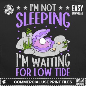 Könnte beinhalten: Digitales Design mit dem Text "I'M NOT SLEEPING I'M WAITING FOR LOW TIDE" in Lila und Weiß. Das Design zeigt eine Muschel mit einer Perle, Steinen und Herzen auf schwarzem Hintergrund. Das Design ist für den kommerziellen Gebrauch.