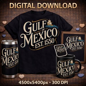 Könnte beinhalten: Ein schwarzes T-Shirt, eine Tasse, ein Becher, ein Untersetzer und ein gerahmter Druck mit dem Text "Gulf of Mexico EST. 1550" und einer Schiffsillustration. Das Design ist in Creme- und Goldtönen gehalten. Oben steht "Digital Download".