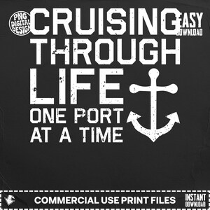 Könnte beinhalten: Schwarzer Hintergrund mit weißem Text: "Cruising Through Life One Port At A Time" und ein Anker. Das Bild enthält auch den Text "PNG Digital Design" und "Commercial Use Print Files".