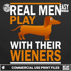 Könnte beinhalten: Digitales Design mit einem orangefarbenen Dackel. Der Text lautet "REAL MEN PLAY WITH THEIR WIENERS" in weißen und orangefarbenen Schriftarten auf dunklem Hintergrund. Enthält "PNG DIGITAL DESIGN" und "COMMERCIAL USE PRINT FILES".
