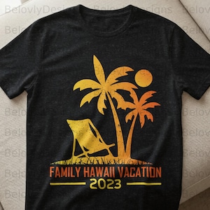 Könnte beinhalten: Dunkelgraues T-Shirt mit tropischem Design. Die Grafik zeigt Palmen, eine Sonne und einen Strandstuhl in Gelb- und Orangetönen. Der Text lautet "FAMILY HAWAII VACATION 2023".