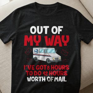 Könnte beinhalten: Schwarzes T-Shirt mit dem Text "OUT OF MY WAY" in Weiß und Rot. Darunter befindet sich eine Grafik eines Posttransporters. Der Text "I'VE GOT 8 HOURS TO DO 12 HOURS WORTH OF MAIL" ist darunter gedruckt.