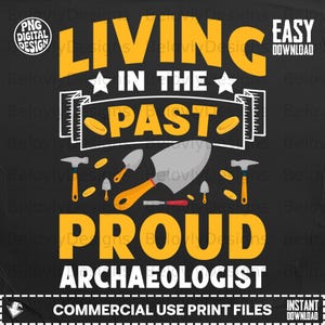 Könnte beinhalten: Ein schwarzes Grafikdesign mit gelbem Text und Illustrationen. Der Text lautet „LEBEN IN DER VERGANGENHEIT STOLZER ARCHÄOLOGE“. Das Design enthält Bilder von Werkzeugen wie Spaten und Hämmern sowie die Wörter „PNG DIGITAL DESIGN“ und „KOMMERZIELLE NUTZUNG DRUCKDATEIEN“.