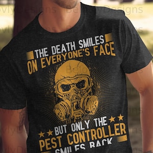 Könnte beinhalten: Dunkelgraues T-Shirt mit einer Grafik einer Gasmaske und dem Text "THE DEATH SMILES ON EVERYONE'S FACE BUT ONLY THE PEST CONTROLLER SMILES BACK" in Gelb und Weiß.