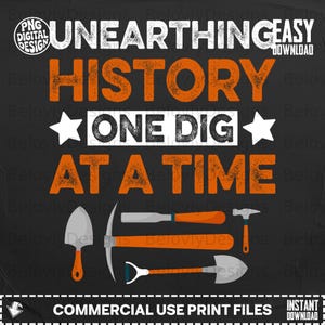 Könnte beinhalten: Schwarzes Grafikdesign mit dem Text "UNEARTHING HISTORY ONE DIG AT A TIME" in Weiß und Orange. Das Design enthält Illustrationen von Gartengeräten. Die Wörter "PNG DIGITAL DESIGN" und "EASY DOWNLOAD" sind ebenfalls vorhanden.