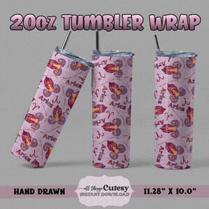 Può includere: Un set di tre involucri per bicchieri da 20 once con un design zodiacale dell'Ariete. I bicchieri sono viola chiaro con un motivo ripetuto di simboli e testo dell'Ariete. L'immagine include anche il testo "20oz TUMBLER WRAP", "HAND DRAWN" e "28,65 cm x 25,4 cm".