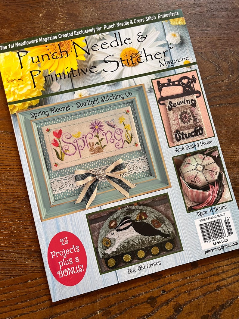 Może przedstawiać: Okładka magazynu "Punch Needle & Primitive Stitcher" z projektami haftu. Zawiera oprawiony wiosenny wz&oacute;r, obraz studia krawieckiego i projekt z dwoma kr&oacute;likami. Magazyn jest dla entuzjast&oacute;w rob&oacute;tek ręcznych.