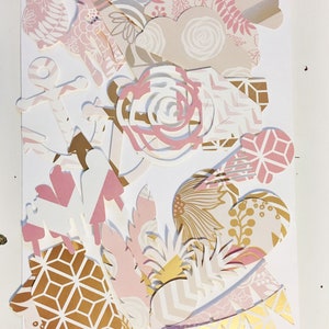 Puede incluir: Una colección de recortes de papel rosa y dorado con varias formas y patrones, incluyendo flores, anclas, corazones y diseños geométricos. Los recortes son perfectos para scrapbooking, creación de tarjetas u otros proyectos de manualidades.