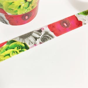 ゴージャスな黒と白の花柄に赤とライムグリーンの花がアクセントになったバラの花柄和紙テープ 11ヤード 10メートル 15mm
