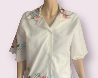 Camicetta in lino fatta a mano con colletto cubano: top ricamato con fiori riciclati (M/L)