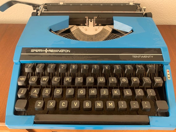 Vintage typewriter | Sperry Remington TenTwenty typewriter | Blue typewriter | Eighties typewriter | Portable | QWERTY | Dutch | manual